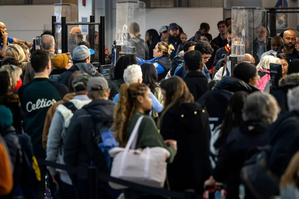 Gente viajando | Aeropuerto | Las  Fiestas | Navidad | Qué Onda