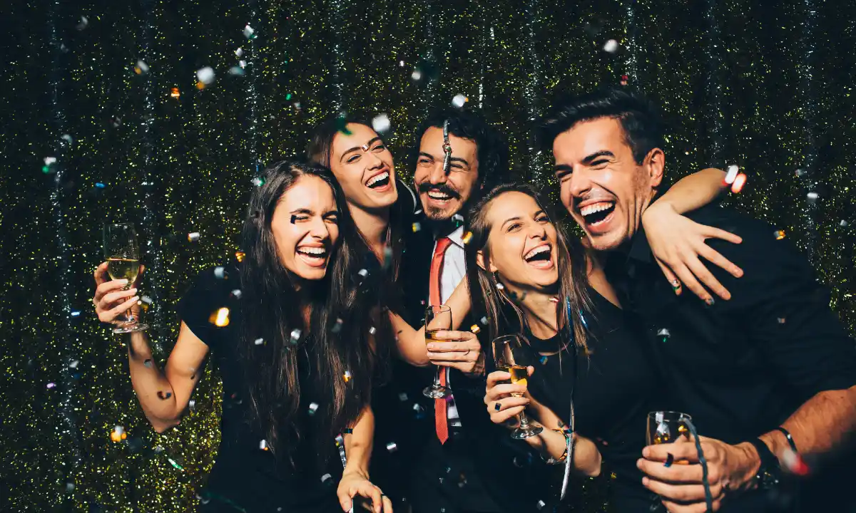 Amigos celebrando la Nochevieja | Qué Onda | 2024
