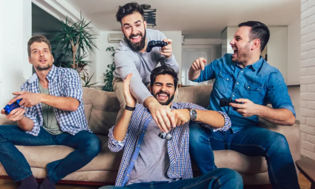 Amigos jugando videojuegos | Qué Onda