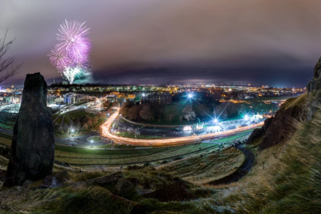 Celebración de Nochevieja en Edimburgo, Escocia con fuegos artificiales | Qué Onda