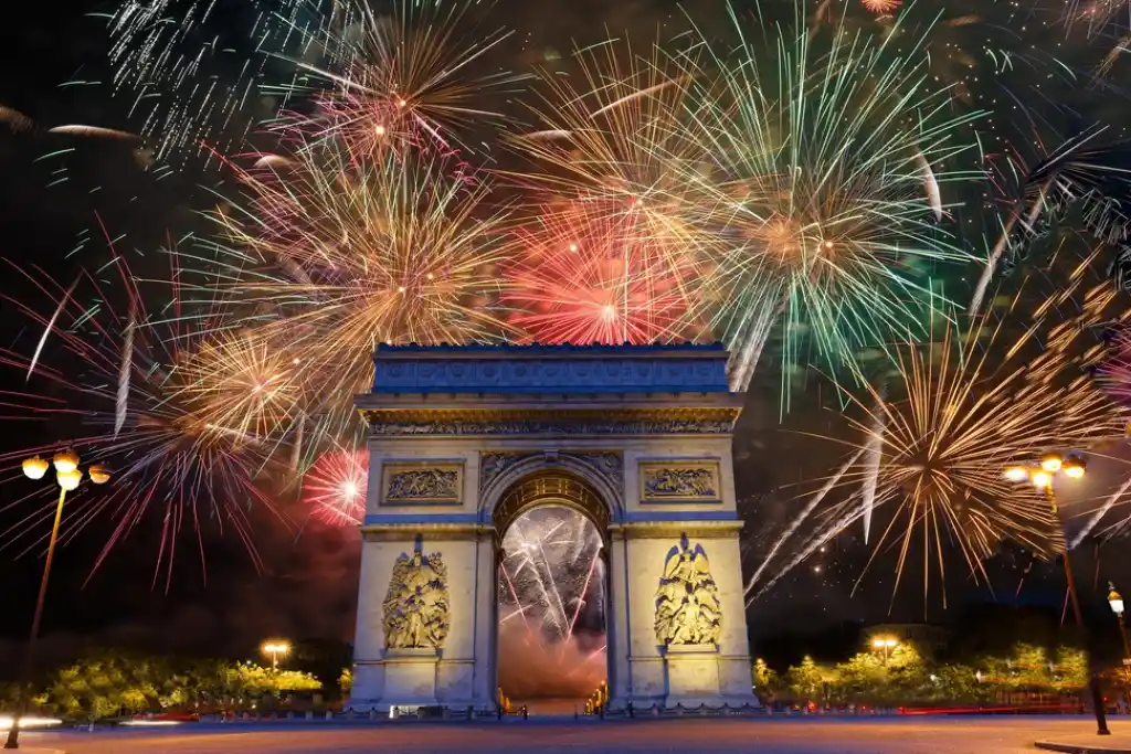Espectáculo de Fuegos Artificiales de Año Nuevo sobre el Arco de Triunfo, París, Francia | Qué Onda