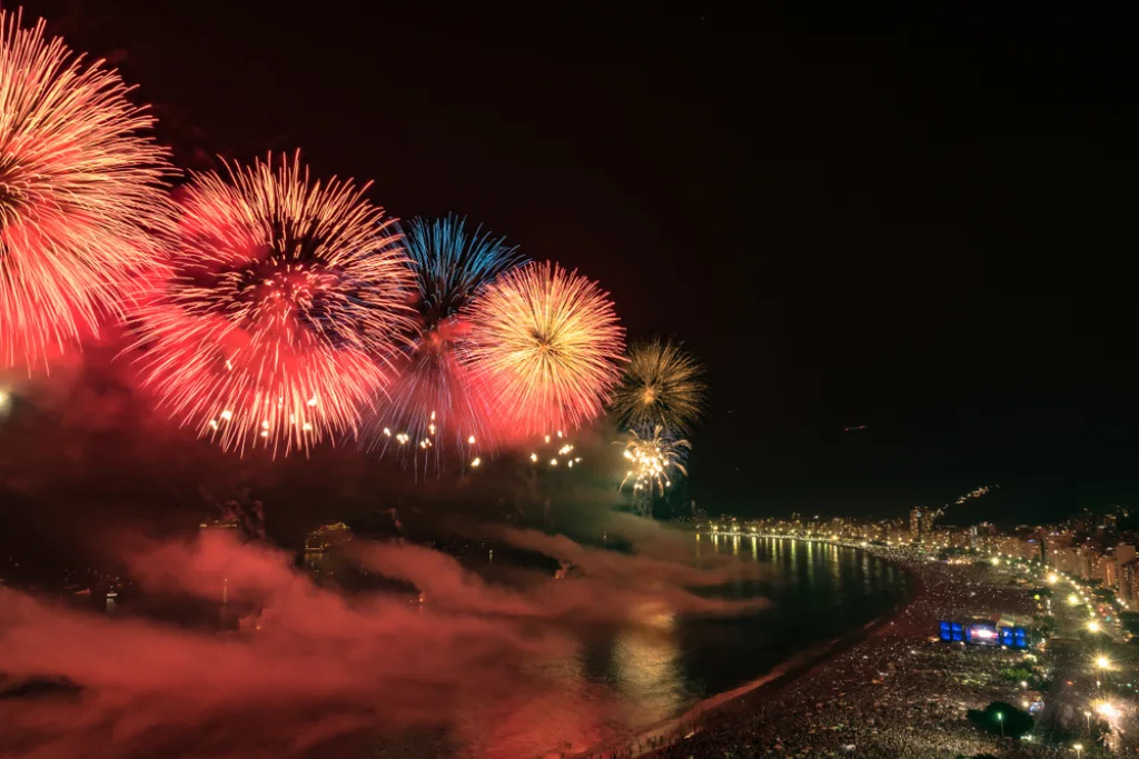 Espectáculo de fuegos artificiales durante la Nochevieja en la playa de Copacabana, Rio de Jainero, Brasil | Qué Onda