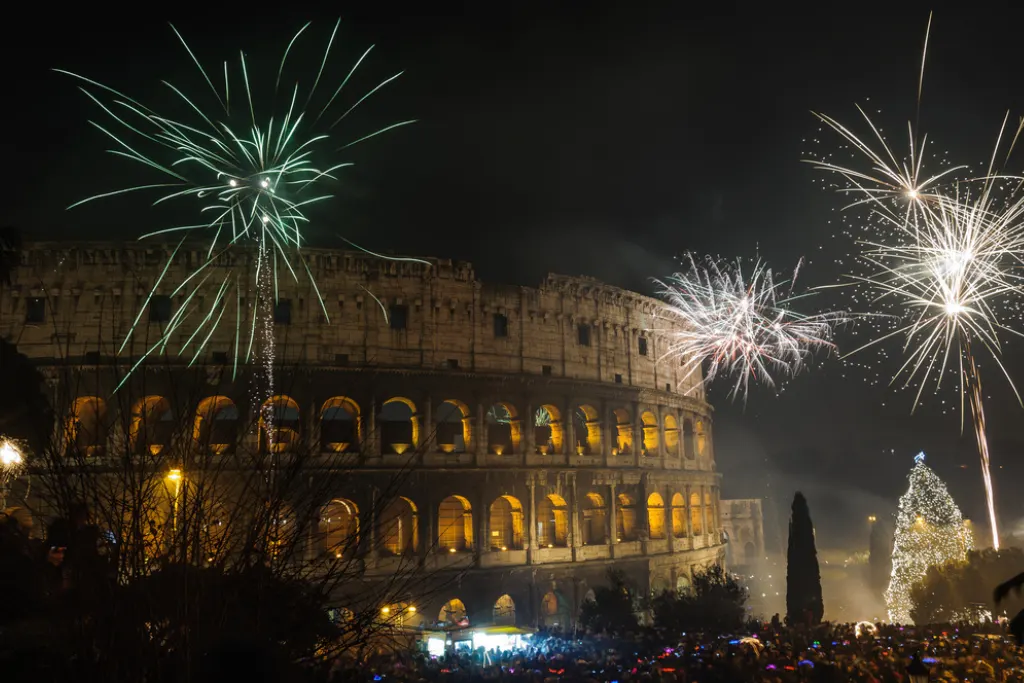 Fuegos artificiales durante la celebración de la Nochevieja en el coliseo en Roma | Qué Onda