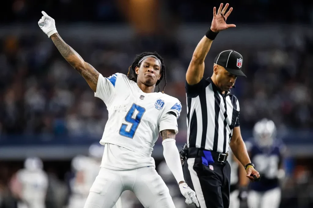 El receptor de los Lions, Jameson Williams, celebra un primer down contra los Cowboys en la segunda mitad de la derrota 20-19 de los Lions en el AT&T Stadium, Texas, el 30 de diciembre de 2023 | Qué Onda