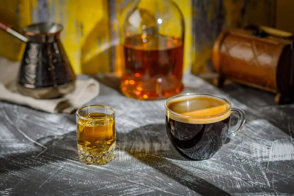 El coctel de café y bourbon con miel, no te lo puedes pereder | Qué Onda |