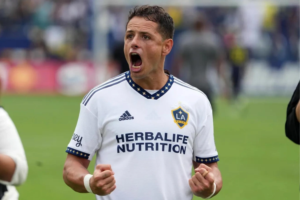 "Chicharito" Hernández, jugador del LA Galaxy, en una escena que captura el momento tras un partido contra Nashville SC
