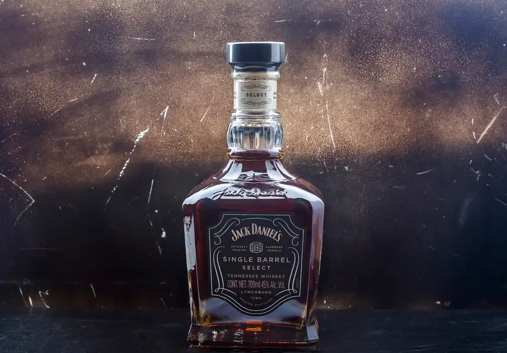 Jack Daniel´s Single Barrel con notas leñosas medicinales y sabor a medar quemada