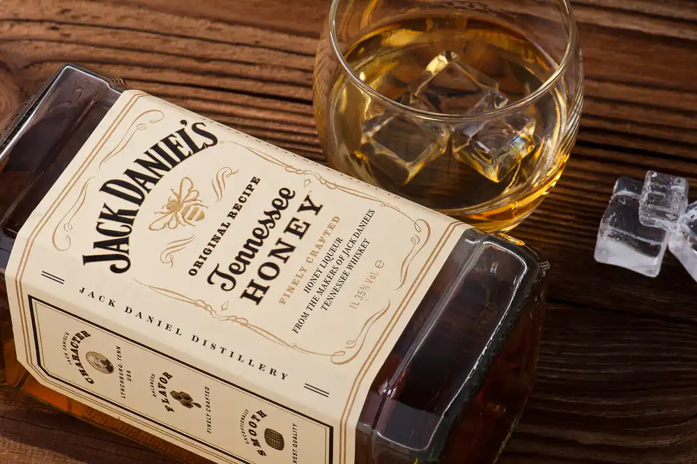 Jack Daniel´s Honey revela notas de miel, caramelo, carbón y madreselva