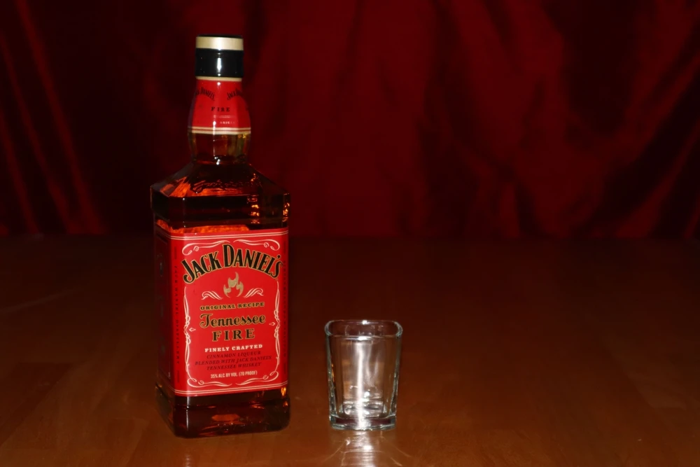Jack Daniel´s Fire aroma a canela y cereales tostados, sabor dulce y picante a la vez.