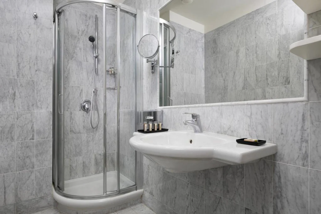 Baños de Mármol Renaissance Tuscany Il Ciocco Resort & Spa | Qué Onda
