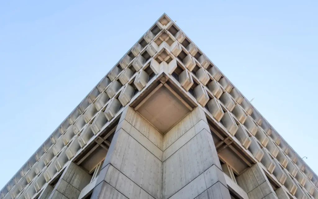 Bremen en Bürgerweide en un día frío de invierno. Gaviotas flotando. Arquitectura Brutalista | Qué Onda |