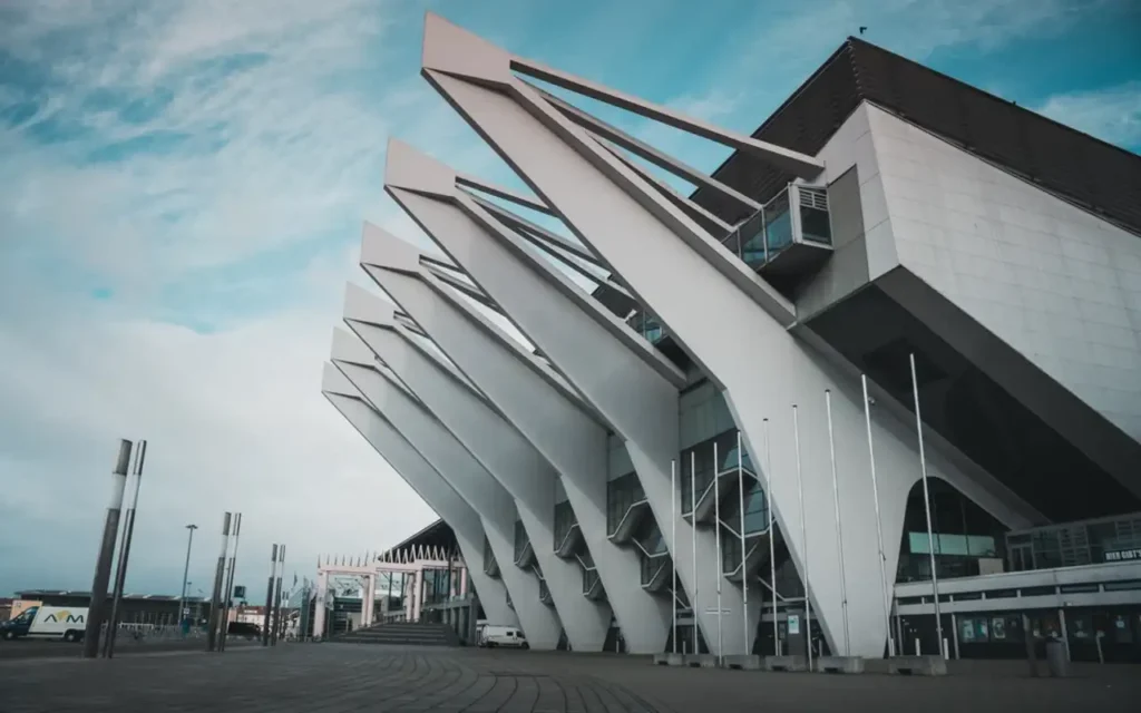 Bremen en Bürgerweide en un día frío de invierno. Gaviotas flotando. Arquitectura Brutalista | Qué Onda |