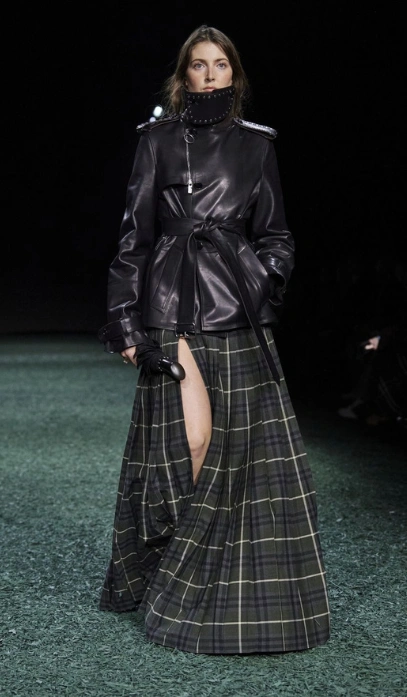 Maya Wigram en la pasarela del desfile de moda de Burberry -colección otoño 2024 | Qué Onda