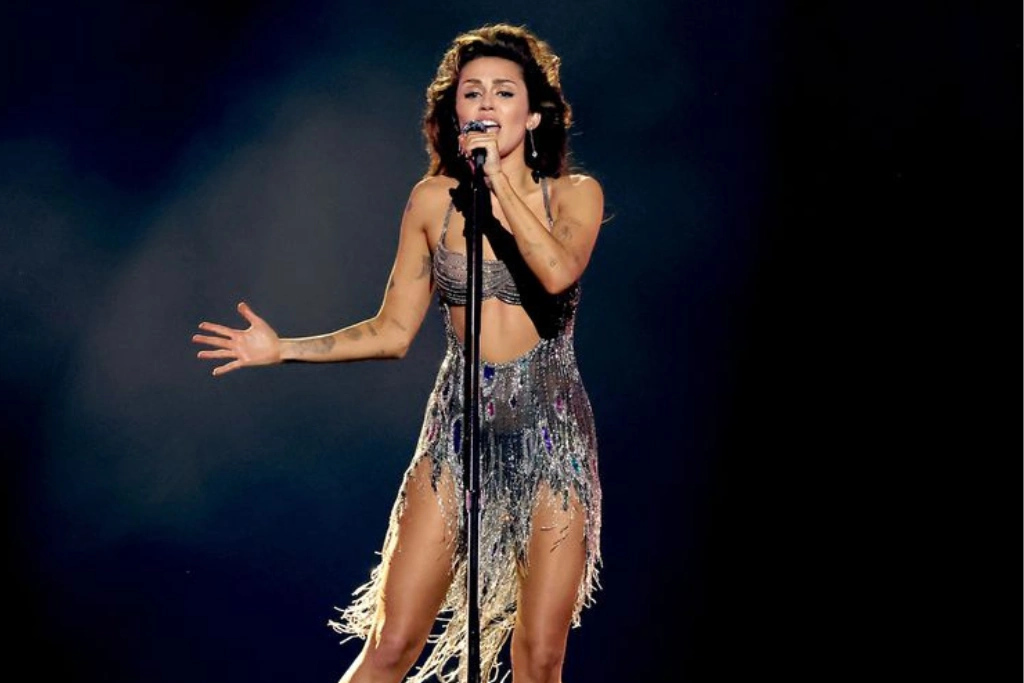 Miley Cyrus performs su hit "Flowers" en los Grammys 2024