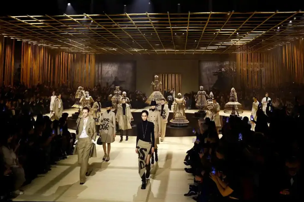 Maria Grazia Chiuri en su colección de prêt-à-porter femenino para Dior. 