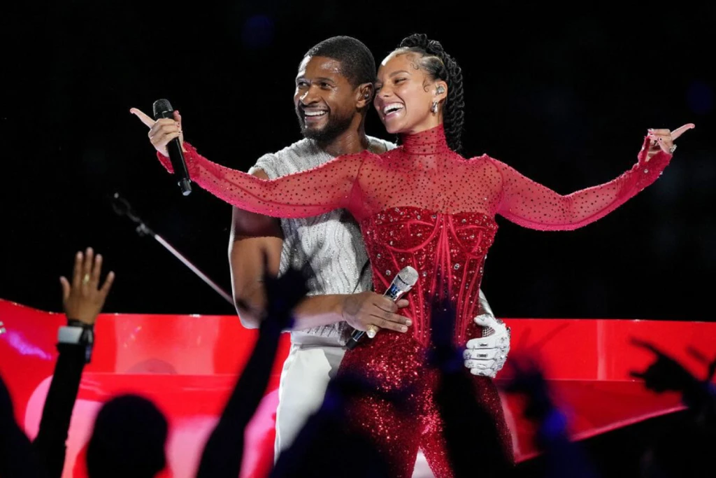 Usher y Alicia Keys durante el show de medio tiempo del Super Bowl LVIII | Qué Onda