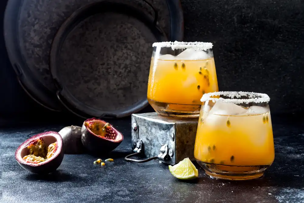 Uno de los cocteles más sexys pata este 14 de febrero es el coctel de maracuyá | Qué Onda |