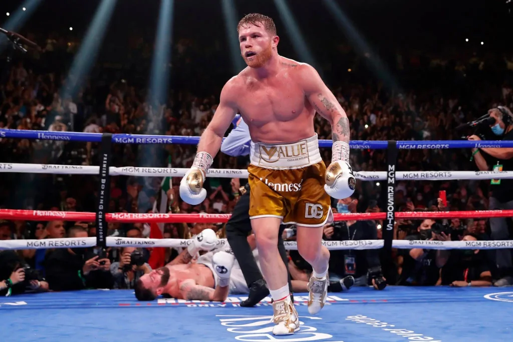 Canelo Álvarez tras derribar por segunda vez a Caleb Plant para ganar su pelea de unificación de títulos de supermediano | Qué Onda