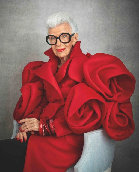 Iris Apfel posando con un vestido de alta costura rojo | Qué Onda