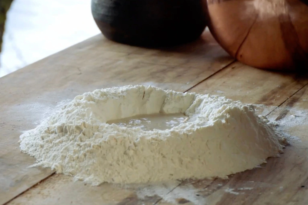 Empanadas Argentinas | Masa mezclada con agua y la manteca | Qué Onda