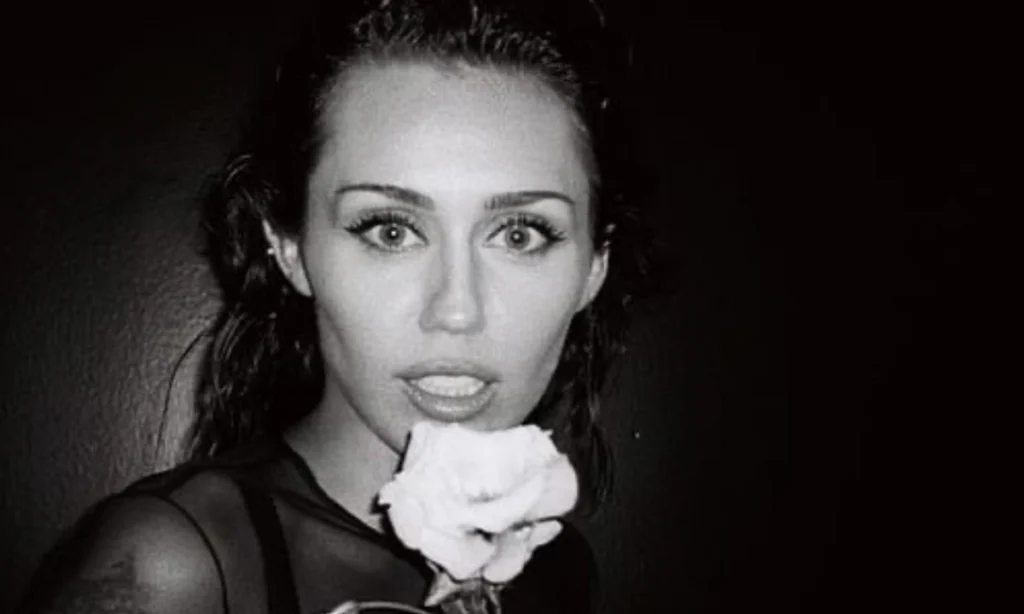 Miley Cyrus rompe récord con su sencillo "Flowers" como el #1 más duradero en el Billboard Hot 100 | Qué Onda