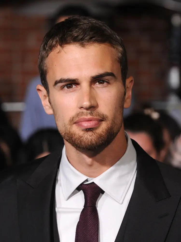 
Theo James se destaca en la actuación con su compromiso total | Qué Onda |