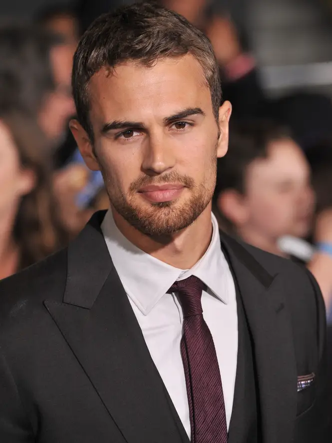 Theo James se destaca en la actuación con su compromiso total | Qué Onda |