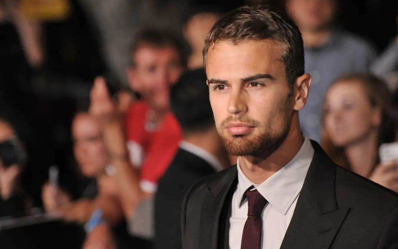 Theo James se destaca en la actuación con su compromiso total