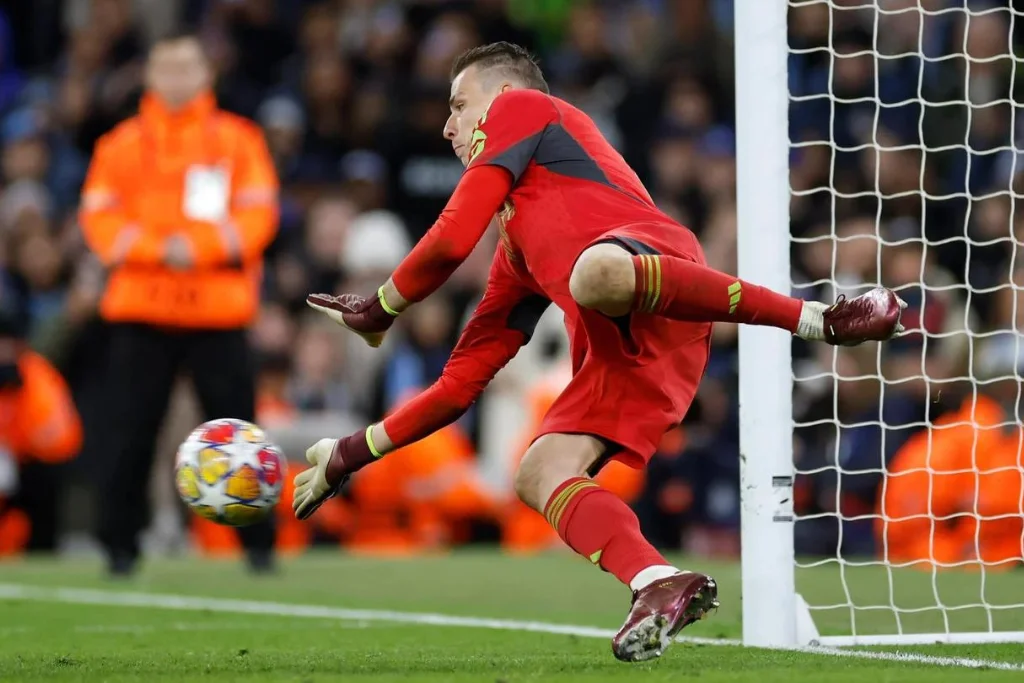 Andriy Lunin del Madrid defiende la portería de un disparo de Kevin De Bruyne | Qué Onda