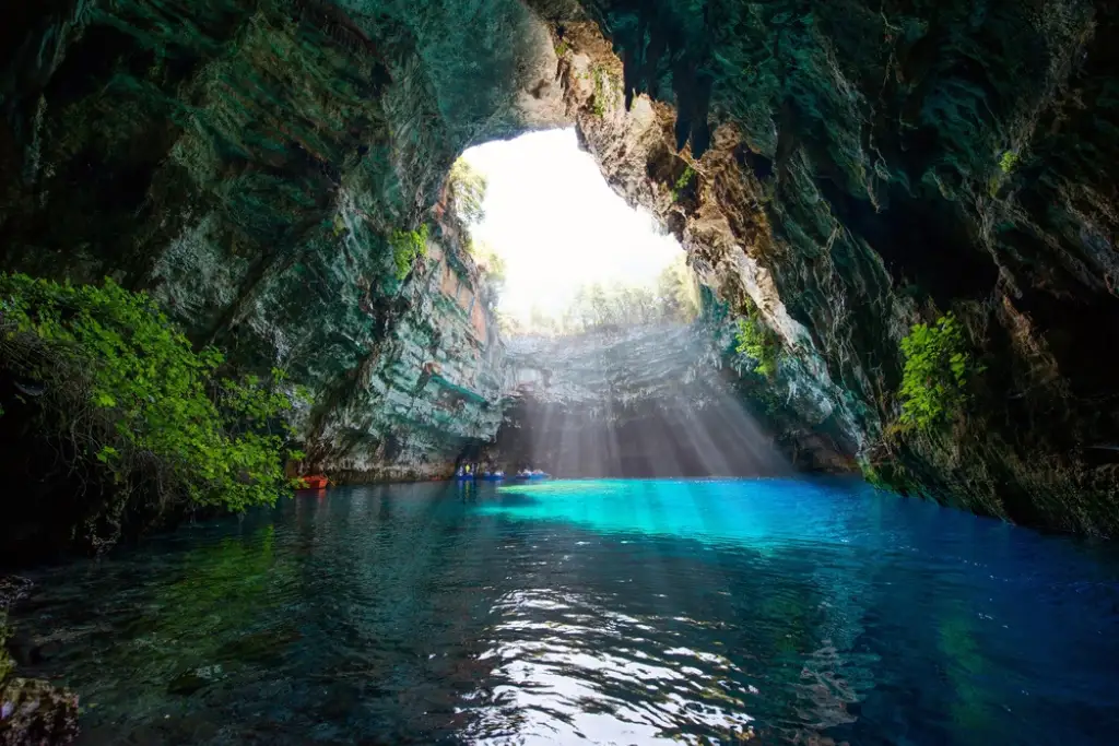 Famoso lago Melissani en la isla de Cefalonia Grecia | Qué Onda