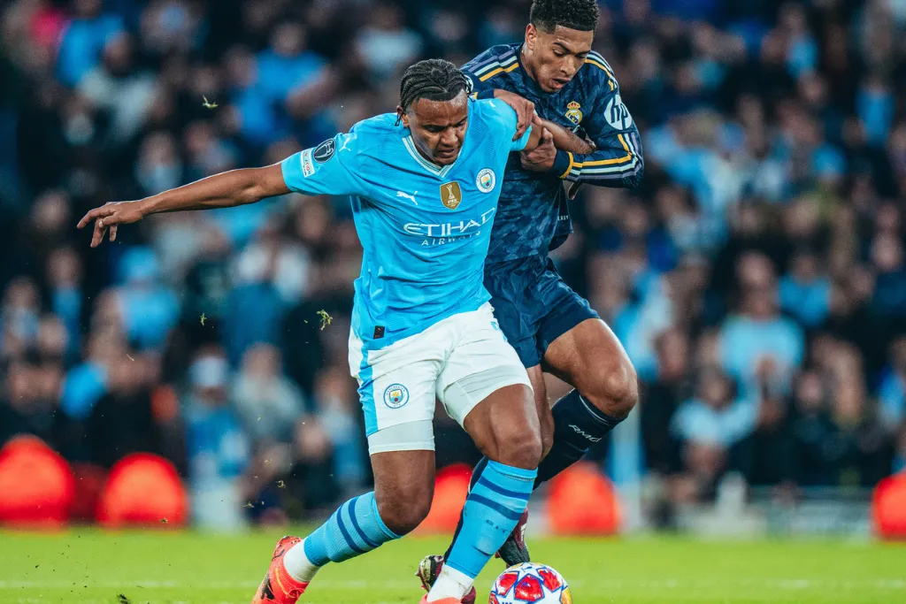 Manuel Akanji de Manchester City defendiendo el balón | Qué Onda