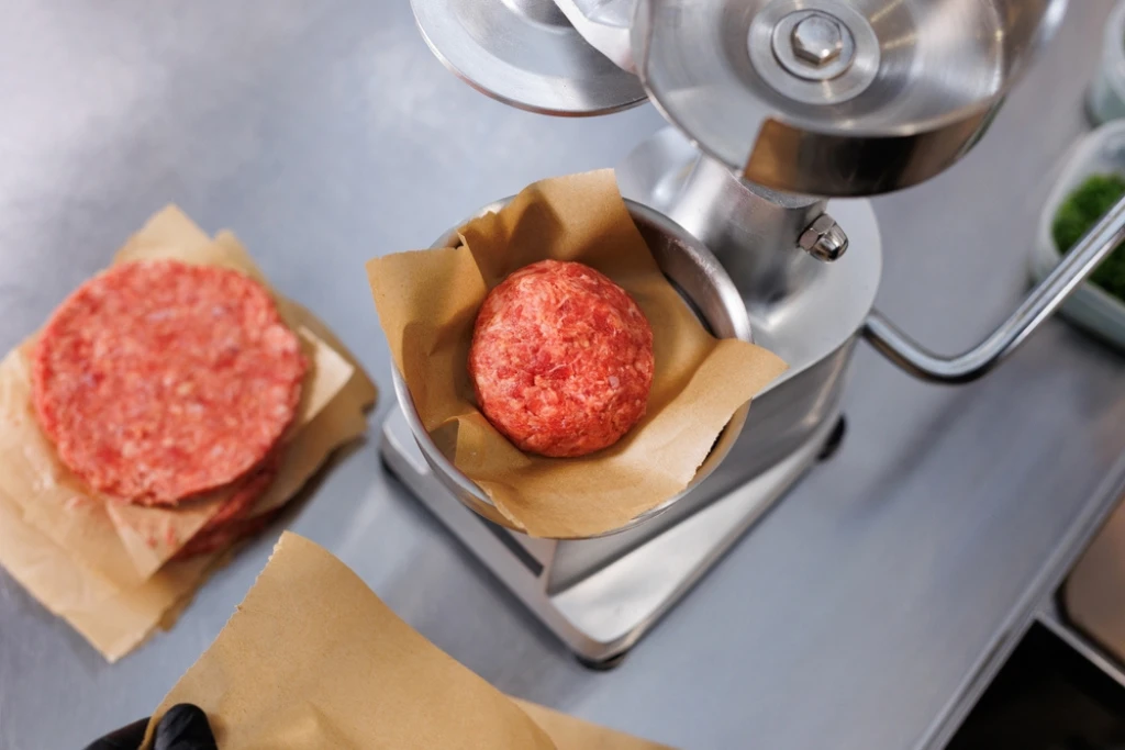 Preparación de la carne para las Hamburguesas Smash con MSG | Qué Onda