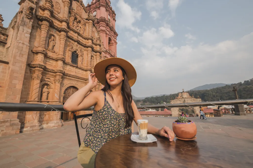 Pueblo mágico de Tlalpujahua, Michoacán, con la iglesia principal del lugar al fondo | Qué Onda
