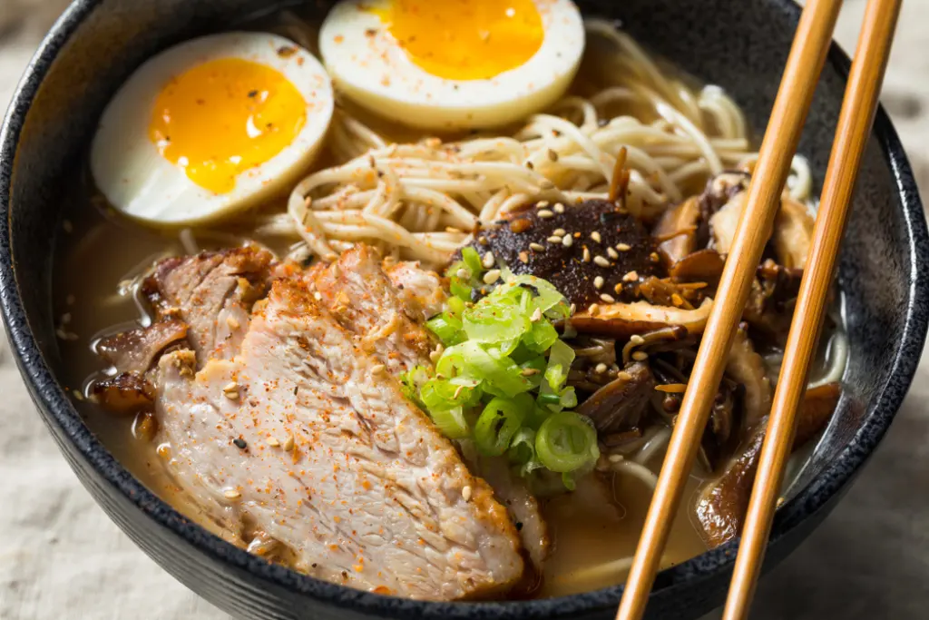 Ramen de salsa de soja y caldo de almeja | Qué Onda