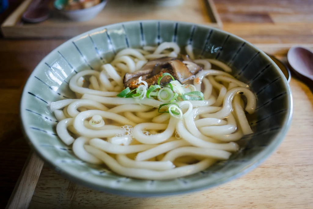 Ramen en caldo de almeja | Qué Onda