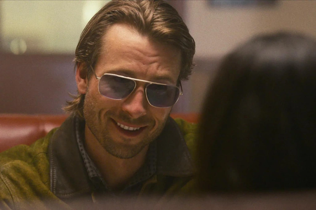"Hit Man." Glen Powell as Gary Johnson en Hit Man | Qué Onda