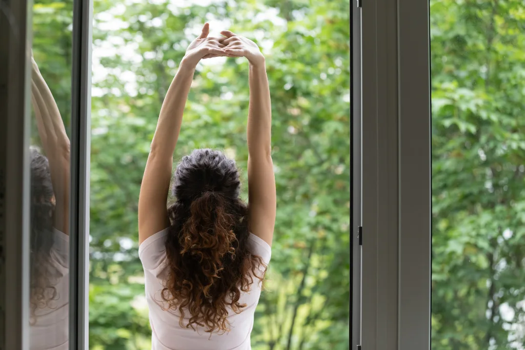 Momento para reflexionar. Hace ejercicios matutinos practicando Yoga | Qué Onda