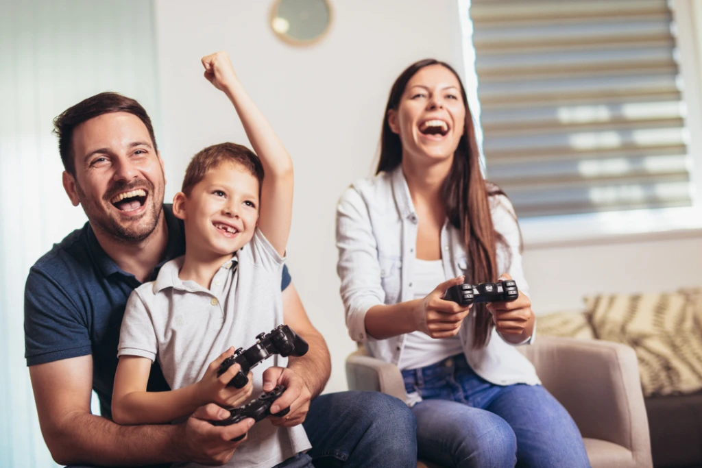 Familia jugando videojuegos | Qué Onda