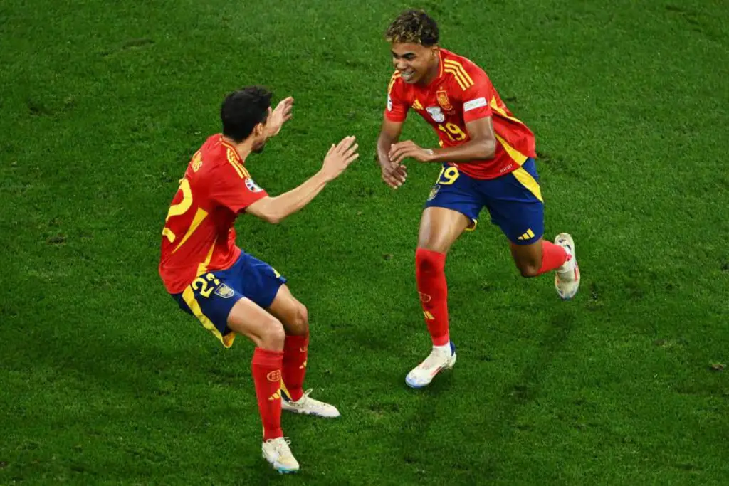 Jesús Navas y Lamine Yamal celebran el gol del empate de España contra Francia | Qué Onda