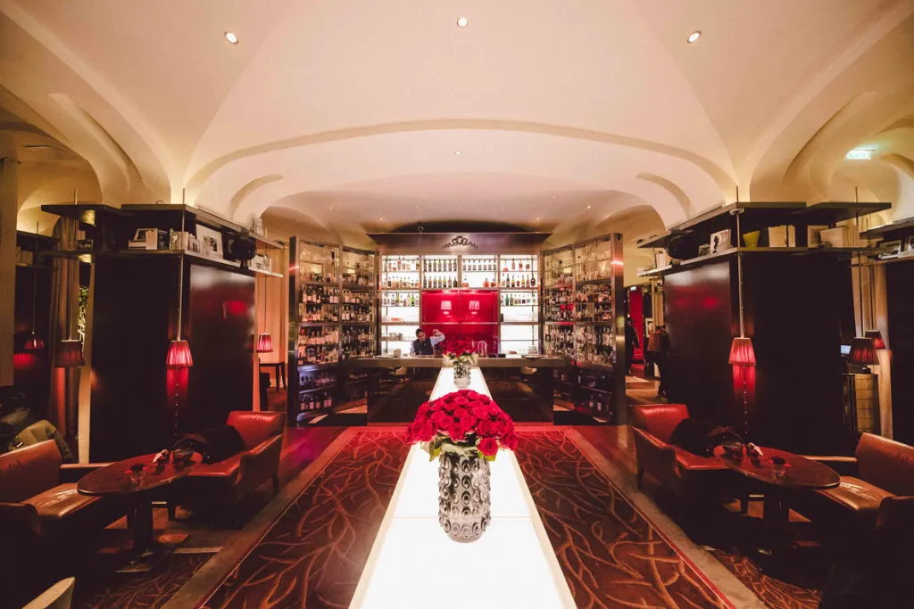 Le Royal Monceau Le Bar Long | Qué Onda
