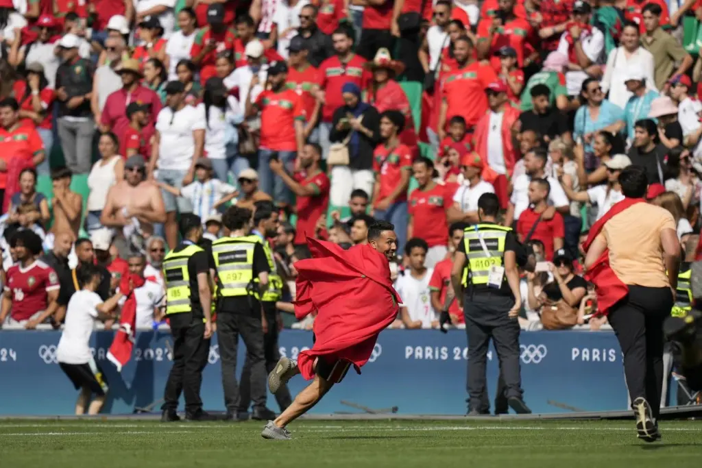 Los fanáticos marroquíes invaden el campo de juego tras la controversia del gol argentino | Qué Onda