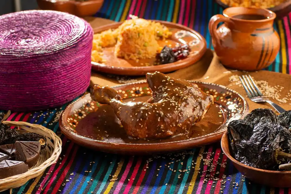 Pollo en Mole | Qué Onda