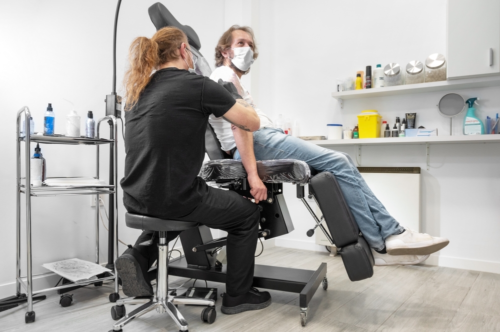 Tatuajes LED: innovación con riesgos y beneficios | Qué Onda |