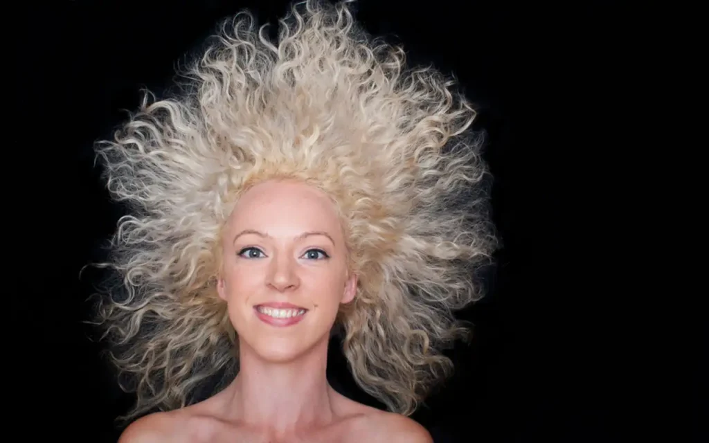 Tips para un cabello sin frizz en días de lluvia | Qué Onda |