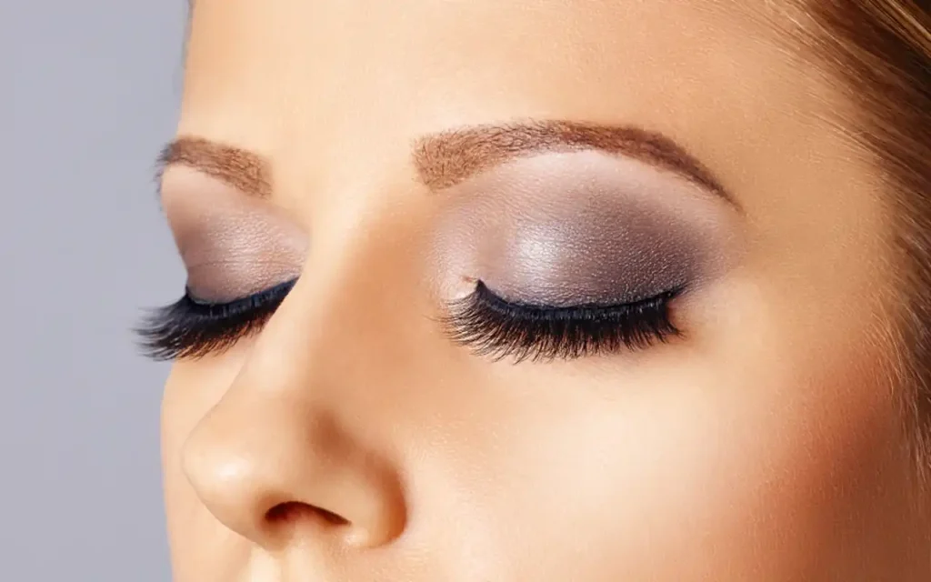 Protege tus ojos: elige extensiones  de pestañas seguras y certificadas