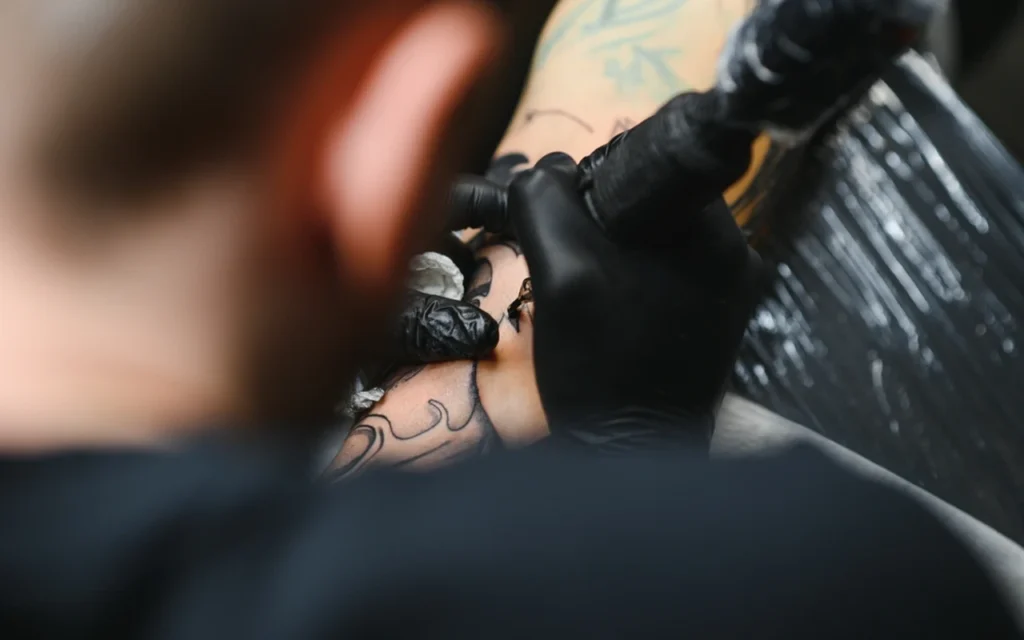 Tatuajes LED: innovación con riesgos y beneficios | Qué Onda |