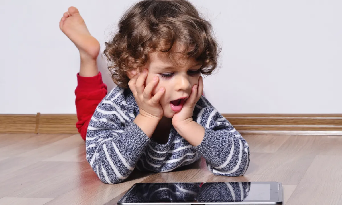¿Cuánto tiempo de pantalla deben tener niños pequeños? | Qué Onda
