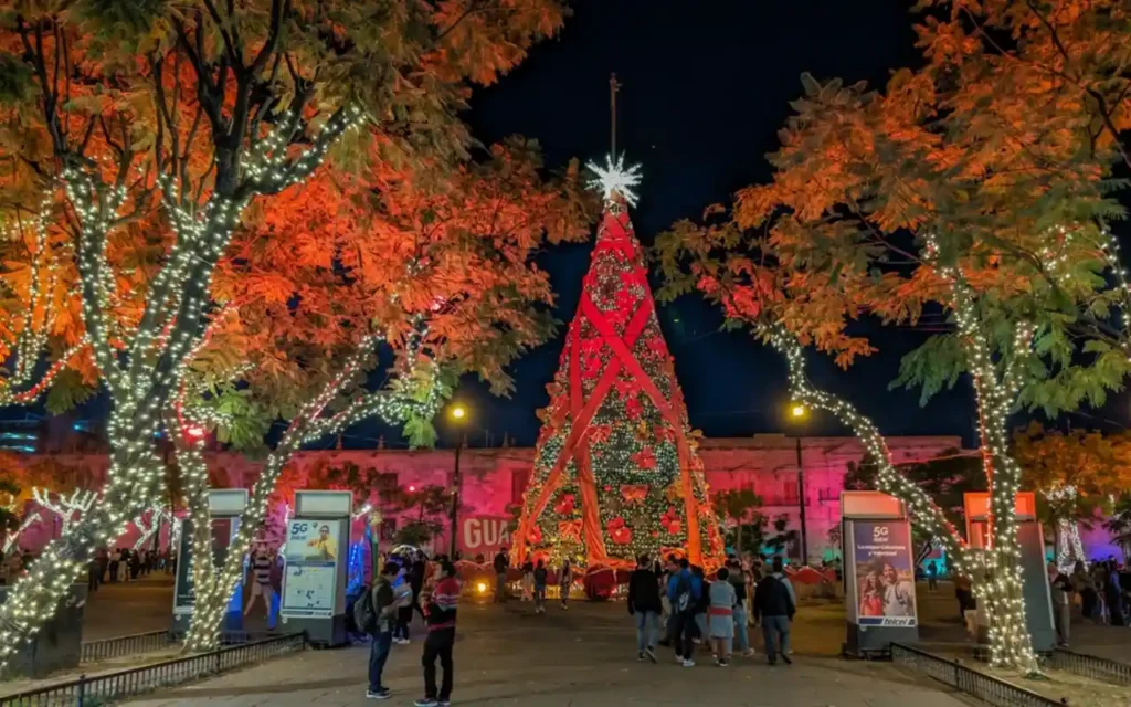 El árbol de Navidad, símbolo de unión y esperanza en México | Qué Onda |