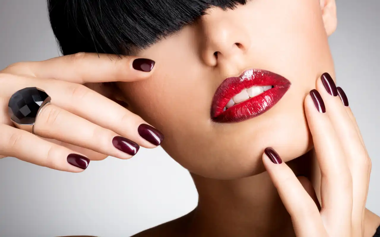 Los 5 colores de uñas de otoño que dominarán este 2024